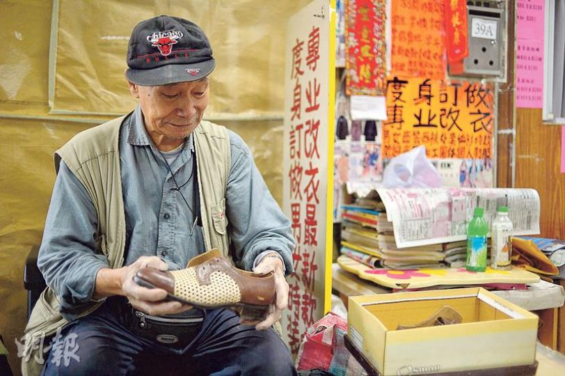 81歲的譚伯(圖)年輕時拜師學造皮鞋,後來因行業式微轉行做校工,退休後重操故業,主力替人補鞋。他昨天從小倉庫中翻出20多年前一對親手造的皮鞋,鞋面米白色的部分是皮織布,鞋底是全皮製成,譚伯把心血捧在手中細味一番。(鄧宗弘攝) 81歲的譚伯(圖)年輕時拜師學造皮鞋,後來因行業式微轉行做校工,退休後重操故業,主力替人補鞋。他昨天從小倉庫中翻出20多年前一對親手造的皮鞋,鞋面米白色的部分是皮織布,鞋底是全皮製成,譚伯把心血捧在手中細味一番。(鄧宗弘攝)