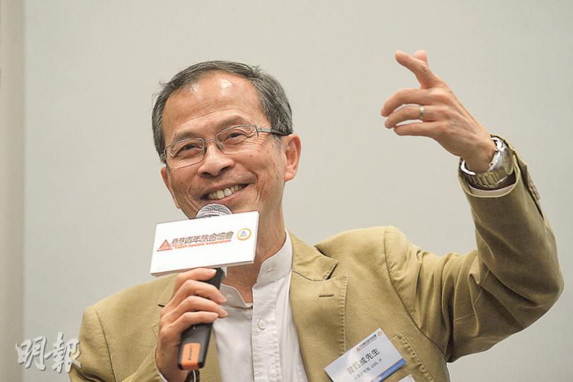 被傳媒問及有報道指中央對他及財政司長曾俊華參選特首亮「紅燈」,立法會前主席曾鈺成稱至今無中央官員支持或反對他出選,又指特首梁振英當年參選時亦遇「紅燈」,最終當選。(鍾林枝攝) 被傳媒問及有報道指中央對他及財政司長曾俊華參選特首亮「紅燈」,立法會前主席曾鈺成稱至今無中央官員支持或反對他出選,又指特首梁振英當年參選時亦遇「紅燈」,最終當選。(鍾林枝攝)