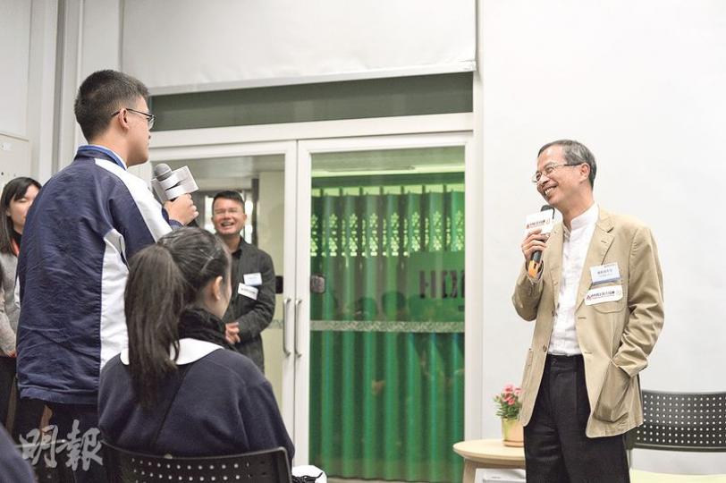 立法會前主席曾鈺成噚日喺美荷樓同DSE準考生分享成長經歷,之後同其中一個喺發問環節提問嘅學生傾偈,該學生話鍾意睇哲學書,更分享平時讀嘅哲學內容,令曾鈺成大為讚歎。(鍾林枝攝) 立法會前主席曾鈺成噚日喺美荷樓同DSE準考生分享成長經歷,之後同其中一個喺發問環節提問嘅學生傾偈,該學生話鍾意睇哲學書,更分享平時讀嘅哲學內容,令曾鈺成大為讚歎。(鍾林枝攝)