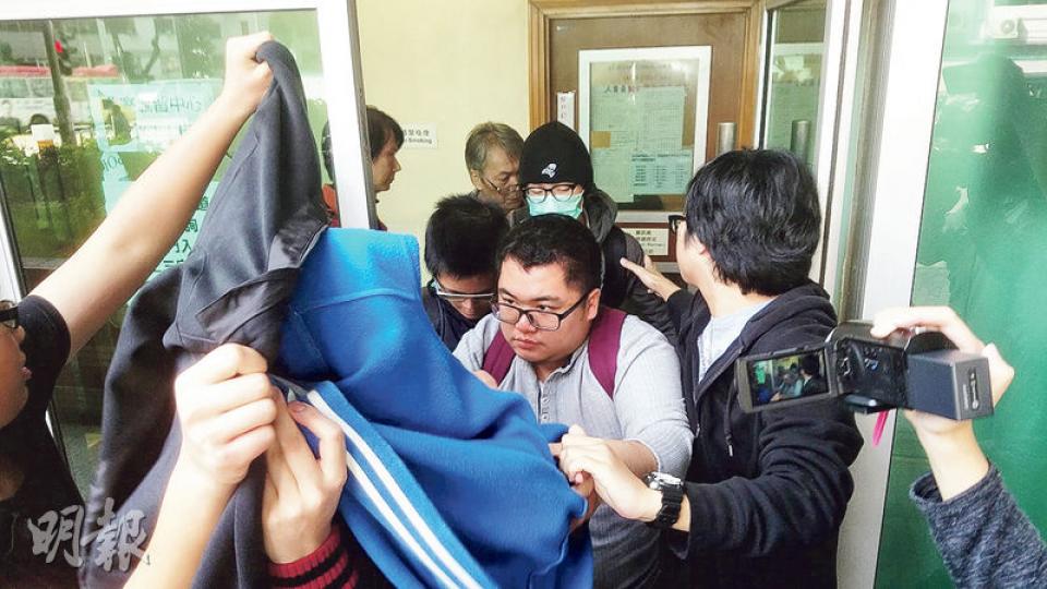 首被告陳卓軒(用外套包頭者)、次被告陳宇基(戴口罩者)在多名友人陪同下離開法院,登上的士離開。(鄧力行攝) 首被告陳卓軒(用外套包頭者)、次被告陳宇基(戴口罩者)在多名友人陪同下離開法院,登上的士離開。(鄧力行攝)