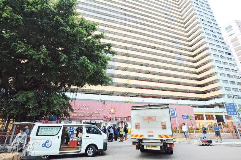 葵涌晉昇工廠大廈約30廠戶因不滿房署嚴格執行扣分制度,昨「佔領」工廈車路出入口抗議,導致車輛無法進出廠廈,有貨車被迫停在路邊落貨或等候。(衛永康攝) 葵涌晉昇工廠大廈廠戶在房署同意會面後停止佔領行動。昨午3時,廠戶與房署會面,廠戶提出3個訴求,署方回覆需要考慮,至本月中將有答覆。(衛永康攝) 葵涌晉昇工廠大廈約30廠戶因不滿房署嚴格執行扣分制度,昨「佔領」工廈車路出入口抗議,導致車輛無法進出廠廈,有貨車被迫停在路邊落貨或等候。(衛永康攝) 葵涌晉昇工廠大廈廠戶在房署同意會面後停止佔領行動。昨午3時,廠戶與房署會面,廠戶提出3個訴求,署方回覆需要考慮,至本月中將有答覆。(衛永康攝)