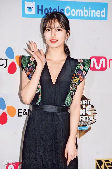 秀智在紅地氈上以低胸裝上陣,可惜表演時換上密實裝束。(攝影:孫華中、林祖傑) 鬼鬼金髮造型配白裙,似十足瑪麗蓮夢露。(攝影:孫華中、林祖傑) 一名衣著打扮與朝鮮領導人金正恩甚為相似的男子(紅圈),企圖硬闖紅地氈。(攝影:孫華中、林祖傑) 河智苑以低胸裝現身紅地氈,更被追問何時結婚。(攝影:孫華中、林祖傑) 李秉憲妻子李敏貞雖然有跟隨來港,但未有現身頒獎禮紅地氈。(攝影:孫華中、林祖傑) 朴寶劍以白馬王子裝示人,他表示很開心可以與眾多著名歌手同場。(攝影:孫華中、林祖傑) 金裕貞在紅地氈上被要求扮 秀智在紅地氈上以低胸裝上陣,可惜表演時換上密實裝束。(攝影:孫華中、林祖傑) 鬼鬼金髮造型配白裙,似十足瑪麗蓮夢露。(攝影:孫華中、林祖傑) 一名衣著打扮與朝鮮領導人金正恩甚為相似的男子(紅圈),企圖硬闖紅地氈。(攝影:孫華中、林祖傑) 河智苑以低胸裝現身紅地氈,更被追問何時結婚。(攝影:孫華中、林祖傑) 李秉憲妻子李敏貞雖然有跟隨來港,但未有現身頒獎禮紅地氈。(攝影:孫華中、林祖傑) 朴寶劍以白馬王子裝示人,他表示很開心可以與眾多著名歌手同場。(攝影:孫華中、林祖傑) 金裕貞在紅地氈上被要求扮