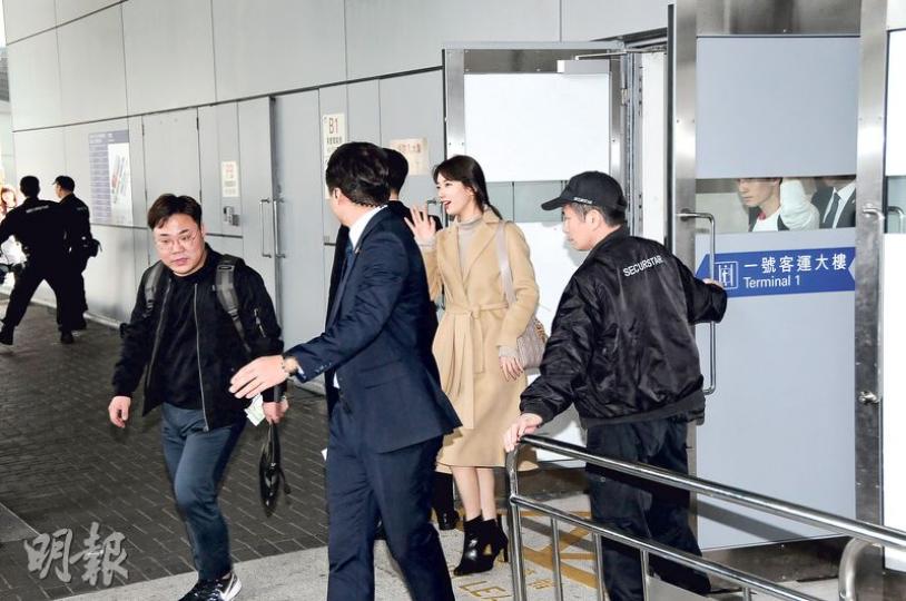 秀智步出機場時,不時向粉絲揮手甜笑。(攝影:林祖傑) 王大陸來港擔任MAMA頒獎嘉賓之一。(攝影:林祖傑) EXO成員Chen(左)及伯賢快閃上車離開。(攝影:林祖傑) 秀智步出機場時,不時向粉絲揮手甜笑。(攝影:林祖傑) 王大陸來港擔任MAMA頒獎嘉賓之一。(攝影:林祖傑) EXO成員Chen(左)及伯賢快閃上車離開。(攝影:林祖傑)