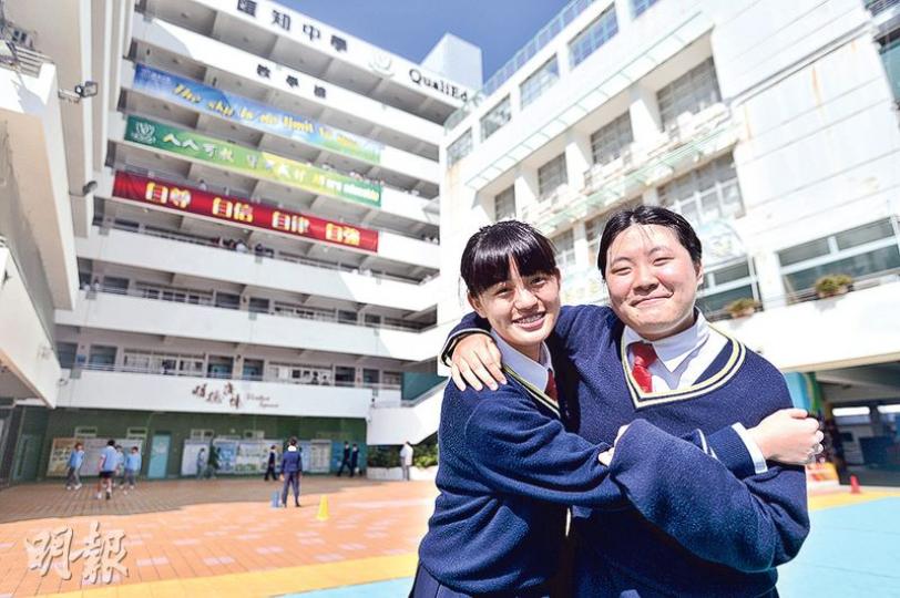 詹晨希(左)及冼嘉雯(右)都是由內地移民來港,小時候都曾因缺家庭溫暖而感不足,當義工後,讓她們知道還有很多人需要幫助,也從中感到助人之樂。她們同獲今年由義務工作發展局頒發的4C傑出青年義工領袖獎。(馮凱鍵攝) 詹晨希(左)及冼嘉雯(右)都是由內地移民來港,小時候都曾因缺家庭溫暖而感不足,當義工後,讓她們知道還有很多人需要幫助,也從中感到助人之樂。她們同獲今年由義務工作發展局頒發的4C傑出青年義工領袖獎。(馮凱鍵攝)