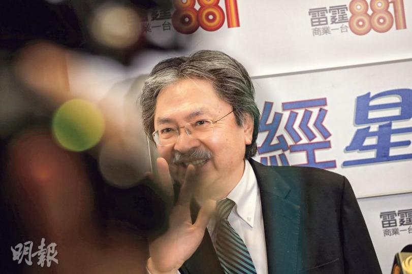 最近有傳媒報道盛傳會參選特首的財政司長曾俊華收到中央「紅燈」指示,他昨出席商台節目時,打上醒目的綠色領呔,節目主持當然乘機追問財爺,打「綠呔」是否代表「綠燈」呢,他則笑言,「我屋企啲呔選擇唔多」,又反問「幾靚呀嘛?」主持人再追問,曾俊華上京會見港澳辦主任王光亞時,有無收到「紅燈」指示?財爺就又重申最近消息謠言滿天飛,又以《讓子彈飛》電影名回應,指最近有朋友介紹自己看看這套電影,形容「相當有趣,我都睇咗好多次」。(李紹昌攝) 最近有傳媒報道盛傳會參選特首的財政司長曾俊華收到中央「紅燈」指示,他昨出席商台節目時,打上醒目的綠色領呔,節目主持當然乘機追問財爺,打「綠呔」是否代表「綠燈」呢,他則笑言,「我屋企啲呔選擇唔多」,又反問「幾靚呀嘛?」主持人再追問,曾俊華上京會見港澳辦主任王光亞時,有無收到「紅燈」指示?財爺就又重申最近消息謠言滿天飛,又以《讓子彈飛》電影名回應,指最近有朋友介紹自己看看這套電影,形容「相當有趣,我都睇咗好多次」。(李紹昌攝)