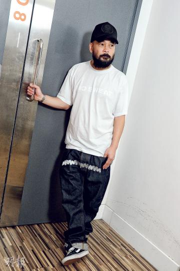 阿葛即將「入五」,坦言最重要是抱有年輕的心態,如果認老就會輸。(攝影﹕鍾偉茵)葛民輝表示現時太多平台、太多資訊,已不再是當年返屋企就扭開電影睇翡翠劇場的年代。(攝影﹕鍾偉茵) 阿葛即將「入五」,坦言最重要是抱有年輕的心態,如果認老就會輸。(攝影﹕鍾偉茵)葛民輝表示現時太多平台、太多資訊,已不再是當年返屋企就扭開電影睇翡翠劇場的年代。(攝影﹕鍾偉茵)