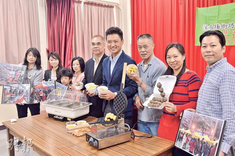 深水埗新春墟市活動將於下年1月尾農曆大年初一至三再度舉行,屆時會有多款特色小食,而深水埗「明哥」(右三)亦會擺檔推出平價素食,令基層及少數族裔亦能品嘗。(馮凱鍵攝) 深水埗新春墟市活動將於下年1月尾農曆大年初一至三再度舉行,屆時會有多款特色小食,而深水埗「明哥」(右三)亦會擺檔推出平價素食,令基層及少數族裔亦能品嘗。(馮凱鍵攝)