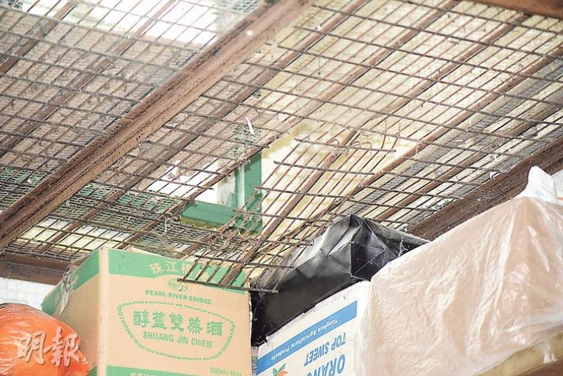 現場所見,匪徒剪開雜貨舖頂鐵絲網潛入爆竊,古洞街市商會主席表示,曾向食環署要求於街市店舖頂安裝圍板加強保安,但署方基於消防安全問題拒絕。(林智傑攝)案發後黃婆婆如常開門營業,惟想及辛苦經營賺來的8萬元「棺材本」被爆竊一空,顯得一臉無奈。(林智傑攝) 現場所見,匪徒剪開雜貨舖頂鐵絲網潛入爆竊,古洞街市商會主席表示,曾向食環署要求於街市店舖頂安裝圍板加強保安,但署方基於消防安全問題拒絕。(林智傑攝)案發後黃婆婆如常開門營業,惟想及辛苦經營賺來的8萬元「棺材本」被爆竊一空,顯得一臉無奈。(林智傑攝)
