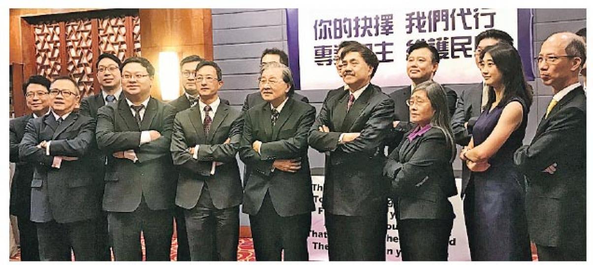 由醫學會會長蔡堅(前排左四)牽頭組成的20人名單正參選醫學界選委選舉,蔡堅表示一旦當選,將按醫學會的業界民調結果來投票,並考慮在民調加入白票選項。(梁杏怡攝) 由醫學會會長蔡堅(前排左四)牽頭組成的20人名單正參選醫學界選委選舉,蔡堅表示一旦當選,將按醫學會的業界民調結果來投票,並考慮在民調加入白票選項。(梁杏怡攝)