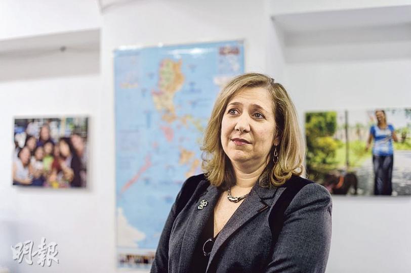美國國務院監督及打擊人口販運辦公室任所大使柯佩吉(Susan Coppedge)上周訪港兩日,除與港府代表會面外,亦到社企「公平僱傭中心」參觀,蒐集中心對現時本港外傭情况的意見。(蘇智鑫攝) 美國國務院監督及打擊人口販運辦公室任所大使柯佩吉(Susan Coppedge)上周訪港兩日,除與港府代表會面外,亦到社企「公平僱傭中心」參觀,蒐集中心對現時本港外傭情况的意見。(蘇智鑫攝)