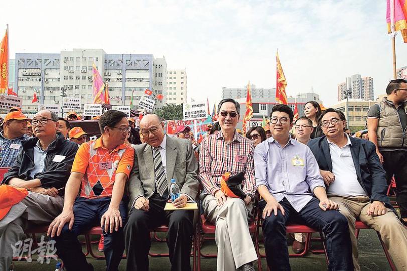 鄉議局噚日舉行捍衛原居民合法傳統權益聲討大會,已宣布參選特首嘅胡國興(前排左三)應邀出席,仲同鄉議局主席劉業強(前排左二)幾好傾,不過劉業強表明未有傾向支持邊個特首參選人。(曾憲宗攝) 鄉議局噚日舉行捍衛原居民合法傳統權益聲討大會,已宣布參選特首嘅胡國興(前排左三)應邀出席,仲同鄉議局主席劉業強(前排左二)幾好傾,不過劉業強表明未有傾向支持邊個特首參選人。(曾憲宗攝)