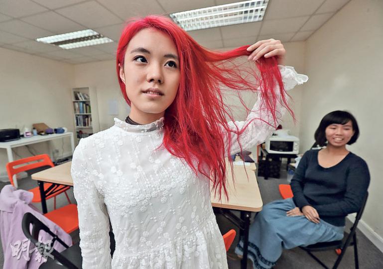 教育實驗學社(The Edu Lab)昨成立,牽頭的核心成員、現為嶺大學生的黃子悅(左)興奮地向記者展示一頭紅髮,「想特別一點嘛,學生才可以無限制地染這些顏色」。身旁的吳皚純(右)則指黃問了很多人意見,怕染髮會影響學社形象,但她認為不需要介意別人眼光,只要大家真心為學社便行。(李紹昌攝) 教育實驗學社(The Edu Lab)昨成立,牽頭的核心成員、現為嶺大學生的黃子悅(左)興奮地向記者展示一頭紅髮,「想特別一點嘛,學生才可以無限制地染這些顏色」。身旁的吳皚純(右)則指黃問了很多人意見,怕染髮會影響學社形象,但她認為不需要介意別人眼光,只要大家真心為學社便行。(李紹昌攝)