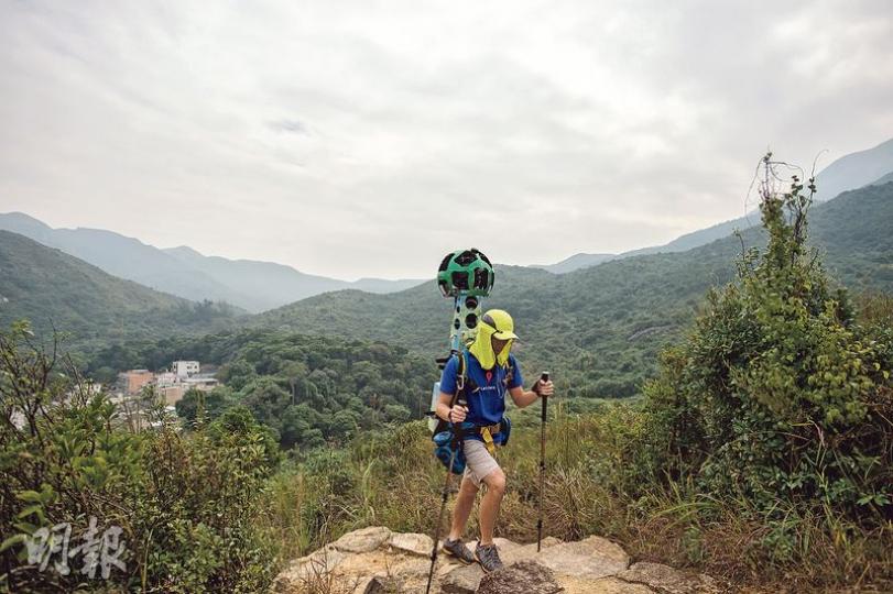 即使要走過崎嶇山路,Raf通常都是一人背着沉重的街景背包拍攝前行,因背包有相當高度,鏡頭群組不時被樹枝勾着,他都要自己想辦法一一解決。(鄧宗弘攝) 即使要走過崎嶇山路,Raf通常都是一人背着沉重的街景背包拍攝前行,因背包有相當高度,鏡頭群組不時被樹枝勾着,他都要自己想辦法一一解決。(鄧宗弘攝)