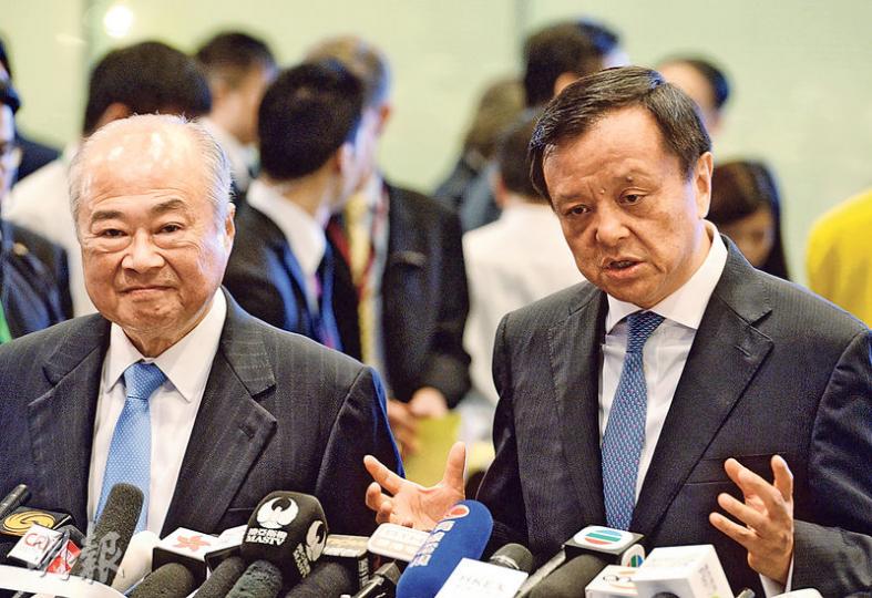 港交所行政總裁李小加(右)認為,毋須擔心內地與其他地區互聯互通或影響香港,指中國市場愈大,對香港只有好處沒有壞處,香港必須保持開放的態度。旁為港交所主席周松崗。(劉焌陶攝) 港交所行政總裁李小加(右)認為,毋須擔心內地與其他地區互聯互通或影響香港,指中國市場愈大,對香港只有好處沒有壞處,香港必須保持開放的態度。旁為港交所主席周松崗。(劉焌陶攝)