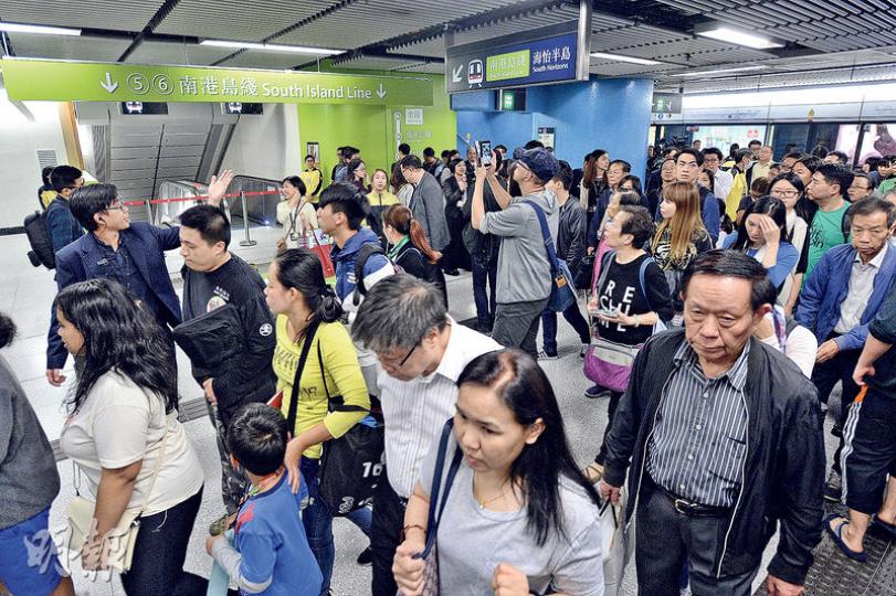 金鐘站將成為全港最大、4線集於一身的轉乘站,港鐵承認南港島線通車後金鐘站乘客量將增加,有學者預計乘客於繁忙時間至少需多等1至2班車,即至少等4至5班車才可上車。(楊柏賢攝)港鐵早前指南港島線於本月底通車,昨由車務總監劉天成(左起)、行政總裁梁國權及工程總監黃唯銘正式揭曉通車日期為本月28日。(楊柏賢攝) 金鐘站將成為全港最大、4線集於一身的轉乘站,港鐵承認南港島線通車後金鐘站乘客量將增加,有學者預計乘客於繁忙時間至少需多等1至2班車,即至少等4至5班車才可上車。(楊柏賢攝)港鐵早前指南港島線於本月底通車,昨由車務總監劉天成(左起)、行政總裁梁國權及工程總監黃唯銘正式揭曉通車日期為本月28日。(楊柏賢攝)