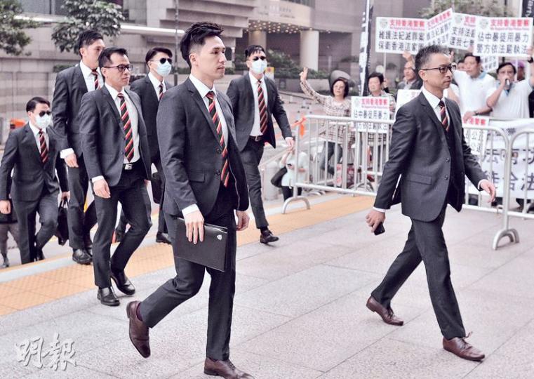 控方昨陳辭時稱,7名被告是有共識合謀犯案,應共同負上刑責。圖右起為總督察黃祖成、偵緝警員陳少丹、高級督察劉卓毅、偵緝警員黃偉豪、偵緝警長白榮斌、偵緝警員關嘉豪及警員劉興沛。(馮凱鍵攝) 控方昨陳辭時稱,7名被告是有共識合謀犯案,應共同負上刑責。圖右起為總督察黃祖成、偵緝警員陳少丹、高級督察劉卓毅、偵緝警員黃偉豪、偵緝警長白榮斌、偵緝警員關嘉豪及警員劉興沛。(馮凱鍵攝)