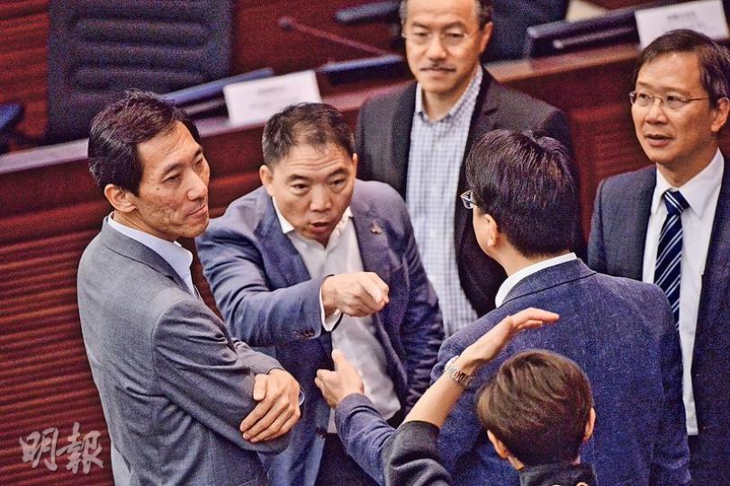 財政司長曾俊華言論引起泛民不滿,議員提出休會動議。民主黨胡志偉(左二)質疑,今次是特首梁振英藉此打擊競選對手,特別是曾俊華幾日前剛表態積極考慮參選特首。(馮凱鍵攝)財政司長曾俊華昨晨出席立法會財經事務委員會會議時,突然提出根據律政司意見,需要跟隨10月31日政務司長林鄭月娥發出的信件內容,自己不會回應4名被司法覆核的議員的提問。(馮凱鍵攝) 財政司長曾俊華言論引起泛民不滿,議員提出休會動議。民主黨胡志偉(左二)質疑,今次是特首梁振英藉此打擊競選對手,特別是曾俊華幾日前剛表態積極考慮參選特首。(馮凱鍵攝)財政司長曾俊華昨晨出席立法會財經事務委員會會議時,突然提出根據律政司意見,需要跟隨10月31日政務司長林鄭月娥發出的信件內容,自己不會回應4名被司法覆核的議員的提問。(馮凱鍵攝)