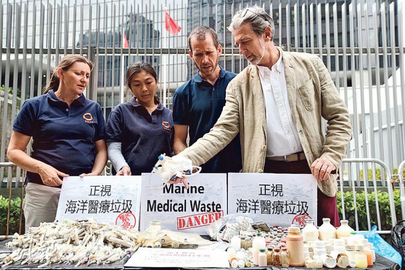 團體「創建香港」和「無塑海洋」昨日帶同大量於大嶼山海灘拾獲的醫療廢料,包括試管、針筒和藥瓶,到政府總部請願,促請環保署盡快調查,並追查來源。圖右一為創建香港行政總裁司馬文,左一為無塑海洋行政總裁Tracey Read。(曾憲宗攝) 團體「創建香港」和「無塑海洋」昨日帶同大量於大嶼山海灘拾獲的醫療廢料,包括試管、針筒和藥瓶,到政府總部請願,促請環保署盡快調查,並追查來源。圖右一為創建香港行政總裁司馬文,左一為無塑海洋行政總裁Tracey Read。(曾憲宗攝)