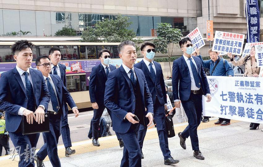 7名被告包括高級督察劉卓毅(左起)、偵緝警長白榮斌、偵緝警員關嘉豪、警員劉興沛、總督察黃祖成、偵緝警員黃偉豪,以及偵緝警員陳少丹。(劉焌陶攝) 7名被告包括高級督察劉卓毅(左起)、偵緝警長白榮斌、偵緝警員關嘉豪、警員劉興沛、總督察黃祖成、偵緝警員黃偉豪,以及偵緝警員陳少丹。(劉焌陶攝)