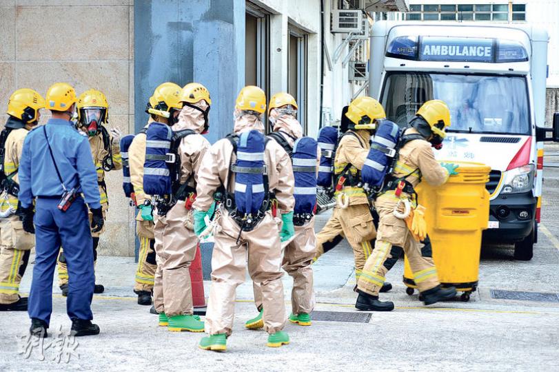 大埔工業邨一間基因研究中心昨發生雙氧水泄漏事故,消防員戴上防毒面罩及穿上防護衣調查;意外中,共8人受傷或不適,其中兩人需送院治理,未有大礙。圖為消防人員協助運走涉事雙氧水。(黃志東攝)事故中,曾經接觸傷者或進入意外現場的消防員及救護人員,均需進入即場架起的帳篷內清洗。(黃志東攝) 大埔工業邨一間基因研究中心昨發生雙氧水泄漏事故,消防員戴上防毒面罩及穿上防護衣調查;意外中,共8人受傷或不適,其中兩人需送院治理,未有大礙。圖為消防人員協助運走涉事雙氧水。(黃志東攝)事故中,曾經接觸傷者或進入意外現場的消防員及救護人員,均需進入即場架起的帳篷內清洗。(黃志東攝)