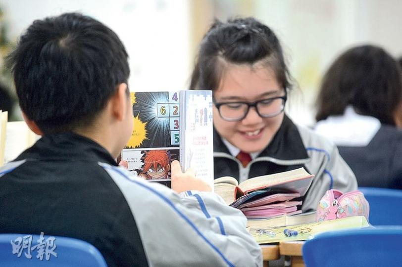 勞工子弟中學銳意成為一所「閱讀學校」,除了推動「語文自學能力計劃」及舉辦多個與閱讀及文化相關活動外,中一生每星期也要上圖書館課,設自由閱讀時間及分享環節。(鍾林枝攝) 勞工子弟中學銳意成為一所「閱讀學校」,除了推動「語文自學能力計劃」及舉辦多個與閱讀及文化相關活動外,中一生每星期也要上圖書館課,設自由閱讀時間及分享環節。(鍾林枝攝)