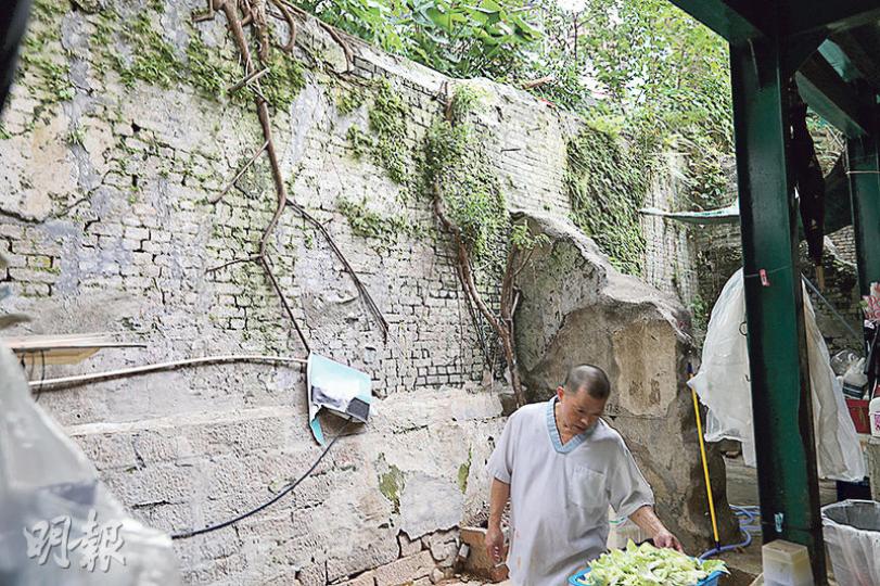 古蹟辦評估中環閣麟街民房磚牆可能喺1930年代建造,建議不予評級,多個民間團體質疑有關決定,話有政府文件確認民房喺1879年興建,批評古蹟辦低估磚牆嘅歷史價值。(郭慶輝攝) 古蹟辦評估中環閣麟街民房磚牆可能喺1930年代建造,建議不予評級,多個民間團體質疑有關決定,話有政府文件確認民房喺1879年興建,批評古蹟辦低估磚牆嘅歷史價值。(郭慶輝攝)