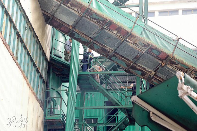 警方及勞工處人員登上涉事水泥廠的運輸帶調查及蒐證。(衛永康攝) 警方及勞工處人員登上涉事水泥廠的運輸帶調查及蒐證。(衛永康攝)