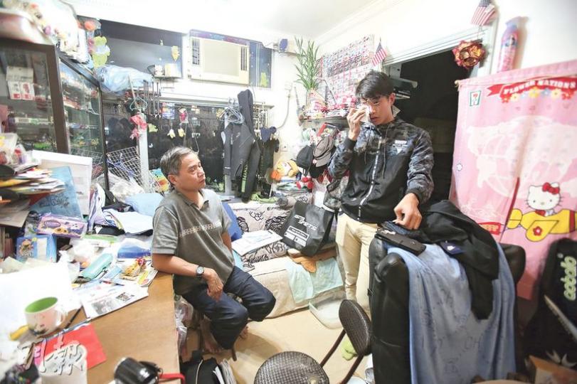 死者弟弟郭家輝(右)及父親(左)昨晚接受本報訪問,對家浩逝世仍無法釋懷,家輝更一度落淚。(伍浦鋒攝) 死者弟弟郭家輝(右)及父親(左)昨晚接受本報訪問,對家浩逝世仍無法釋懷,家輝更一度落淚。(伍浦鋒攝)