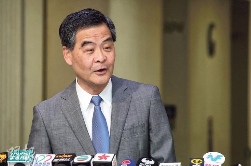 特首梁振英昨回應曾俊華拒答議員提問事件時,稱「這件事我事先是不知道的」,又說「非不得已,我們不會有任何舉措影響我們與立法會之間關係」。梁振英見記者時繼續展示近期常見笑臉。(曾憲宗攝)政務司長林鄭月娥昨出席學生輔助會60周年活動時,不回應「拒答議員提問」事件。(楊柏賢攝)鬧出拒答4名議員提問風波後,財政司長曾俊華昨日「封口」,出席零售管理協會周年晚宴時以笑回應。(鄧宗弘攝) 特首梁振英昨回應曾俊華拒答議員提問事件時,稱「這件事我事先是不知道的」,又說「非不得已,我們不會有任何舉措影響我們與立法會之間關係」。梁振英見記者時繼續展示近期常見笑臉。(曾憲宗攝)政務司長林鄭月娥昨出席學生輔助會60周年活動時,不回應「拒答議員提問」事件。(楊柏賢攝)鬧出拒答4名議員提問風波後,財政司長曾俊華昨日「封口」,出席零售管理協會周年晚宴時以笑回應。(鄧宗弘攝)