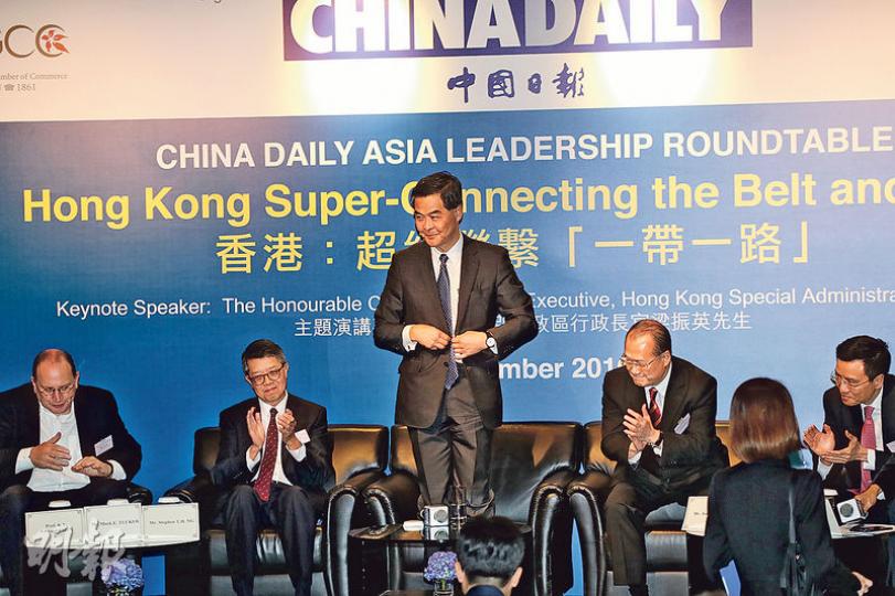 行政長官梁振英（中）表示，現時約有30萬港人在內地多個城市工作並逐漸適應，未來「一帶一路」亦可提供大量就業機會，香港應把握機遇。（李紹昌攝） 亞洲領袖圓桌論壇午餐會，探討香港在「一帶一路」中所扮演的角色，包括李澤楷（後右）等多位城中名人均有出席。（李紹昌攝）