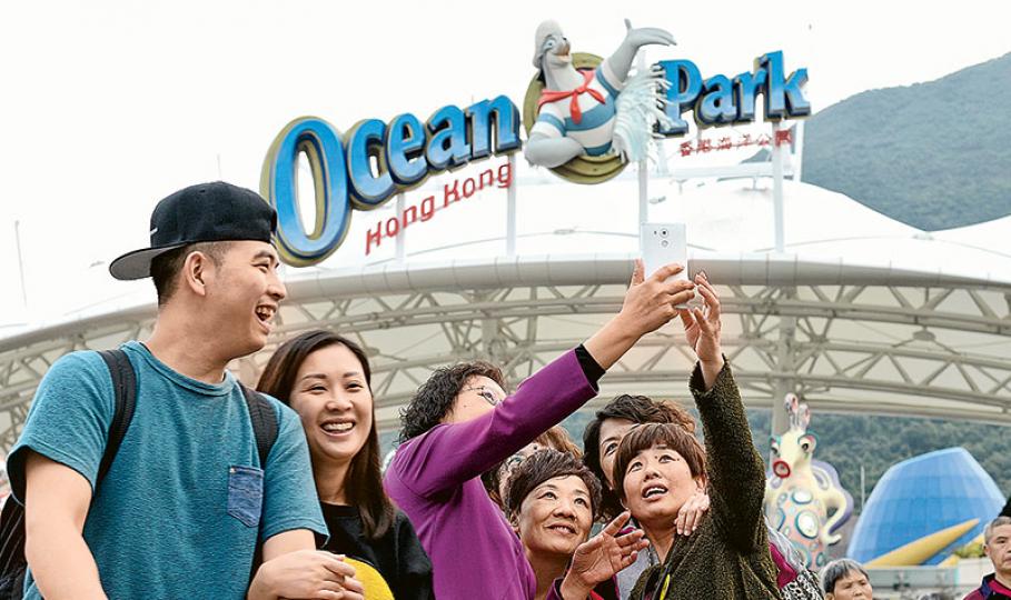 海洋公園入場人次連續第三年下跌,今年度更跌18.8%,至600萬人次。圖為昨日到海洋公園遊玩的人。(楊柏賢攝) 海洋公園入場人次連續第三年下跌,今年度更跌18.8%,至600萬人次。圖為昨日到海洋公園遊玩的人。(楊柏賢攝)