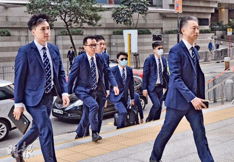 七警案昨日審結，法官將於明年情人節裁決，其間七警繼續獲准保釋。圖中左起為被告高級督察劉卓毅、偵緝警長白榮斌、偵緝警員關嘉豪、偵緝警員黃偉豪、偵緝警員陳少丹及總督察黃祖成。（馮凱鍵攝）