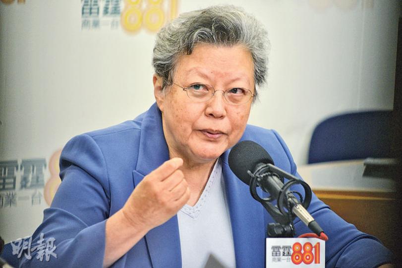 全國人大常委范徐麗泰昨在商台節目《在晴朗的一天出發》上表示,認同政府入稟覆核4名立法會議員宣誓的做法,但直言對政府挑戰劉小麗以外的3名議員資格感到意外,但相信法院會依法律裁決。(黃志東攝) 律政司長袁國強昨日出發到北京訪問3天。對於財政司長曾俊華稱是跟從律政司意見拒絕回答4名被司法覆核議員質詢,袁國強離港時沒有回應記者相關提問。(李紹昌攝) 全國人大常委范徐麗泰昨在商台節目《在晴朗的一天出發》上表示,認同政府入稟覆核4名立法會議員宣誓的做法,但直言對政府挑戰劉小麗以外的3名議員資格感到意外,但相信法院會依法律裁決。(黃志東攝) 律政司長袁國強昨日出發到北京訪問3天。對於財政司長曾俊華稱是跟從律政司意見拒絕回答4名被司法覆核議員質詢,袁國強離港時沒有回應記者相關提問。(李紹昌攝)