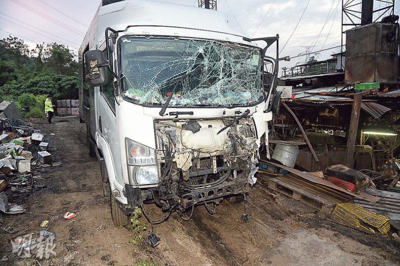 運送豬雜的貨車，車頭嚴重損毁，玻璃爆裂，但司機不顧而去，繼續駕「爛車」送貨。（蔡方山攝） 意外後，大量豬雜及肥豬肉散落路上。（蔡方山攝）