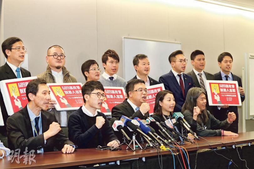 「泛民會議」昨日舉行記者會，公布本周六「捍衛民主」集會的安排。民主派將在中環舉行集會，聲援4名被政府入稟取消資格的立法會議員，包括梁國雄（前排右一）、劉小麗（前排右二）、姚松炎（前排左一）和羅冠聰（前排左二）。（郭慶輝攝）
