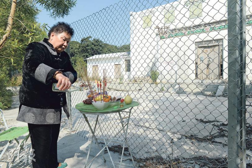尼姑庵「眾善蓮苑」位處大嶼山昂坪市集附近的政府土地。被該庵老尼姑從自殺邊緣拉回來、現年70多歲的劉傍（圖），30多年前曾向老尼姑承諾，在老尼姑往生後打理該庵，惟現行土地牌照不能轉讓，至去年地政處圍封該庵，劉傍只能隔着鐵絲網祀奉，遙向庵內尼姑靈位上香。（鍾林枝攝）