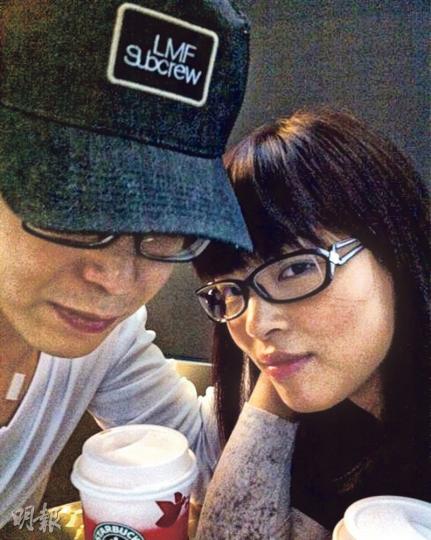 李潤庭與空姐老婆結婚5年,昨日他被爆秘交小三。(微博圖片) 李潤庭被力捧主持《東張西望》,但出軌事件或對他的主持形象有影響。(微博圖片) 李潤庭與空姐老婆結婚5年,昨日他被爆秘交小三。(微博圖片) 李潤庭被力捧主持《東張西望》,但出軌事件或對他的主持形象有影響。(微博圖片)