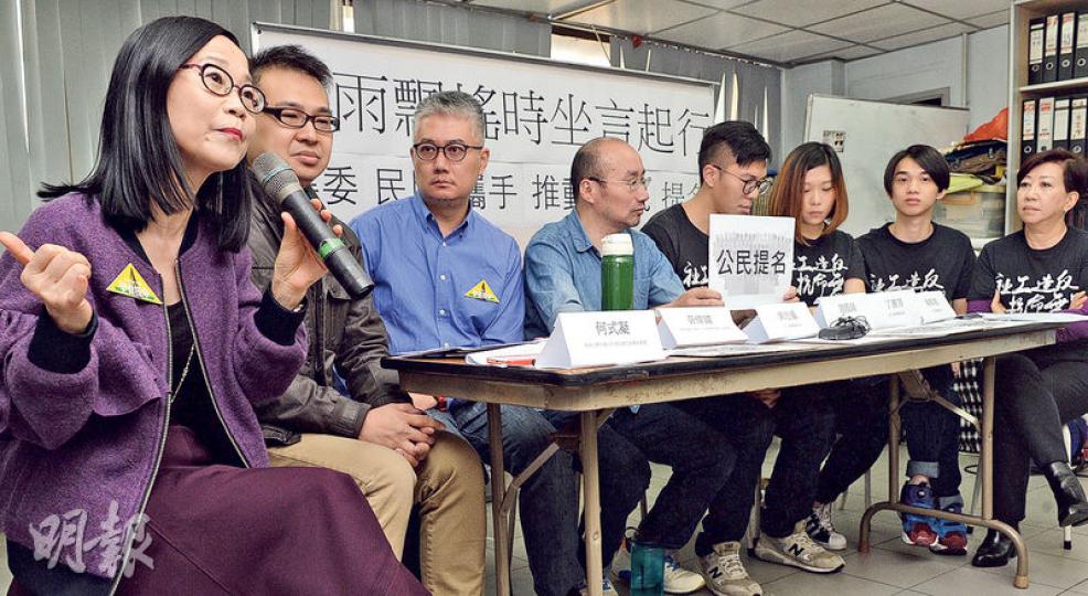 由港大學者何式凝(左一)、歐陽檉和浸大黃偉國等12人組成的「學者抗命」名單,會與社福界「社工復興運動」名單合作,推動投白票,從而爭取改變政制。何式凝說,名單當選後首先會發起民間公民提名,「還權於民」,若民主派特首候選人沒經過公民提名程序,名單亦不會提名。(劉焌陶攝) 由港大學者何式凝(左一)、歐陽檉和浸大黃偉國等12人組成的「學者抗命」名單,會與社福界「社工復興運動」名單合作,推動投白票,從而爭取改變政制。何式凝說,名單當選後首先會發起民間公民提名,「還權於民」,若民主派特首候選人沒經過公民提名程序,名單亦不會提名。(劉焌陶攝)