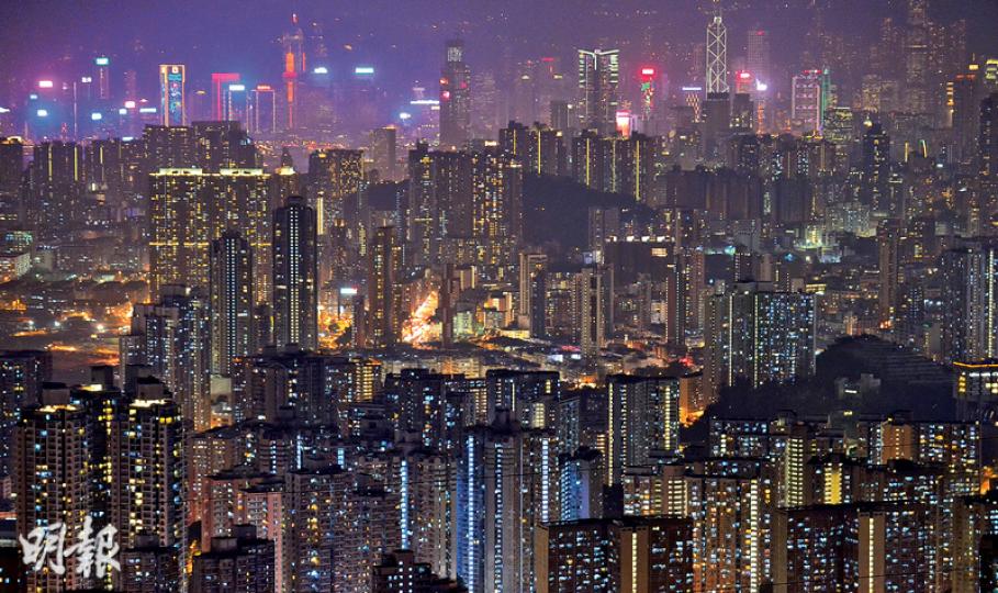 兩電下周二公布明年電費調整結果,有環團預料兩電只會撥出小部分多收客戶的燃料費,令電費得以下調,但近期原油價格飈升,加上未來兩電要增加燃氣以達到排放標準,需要投資燃氣新項目,令電費有潛在加價壓力。(鄧宗弘攝) 兩電下周二公布明年電費調整結果,有環團預料兩電只會撥出小部分多收客戶的燃料費,令電費得以下調,但近期原油價格飈升,加上未來兩電要增加燃氣以達到排放標準,需要投資燃氣新項目,令電費有潛在加價壓力。(鄧宗弘攝)