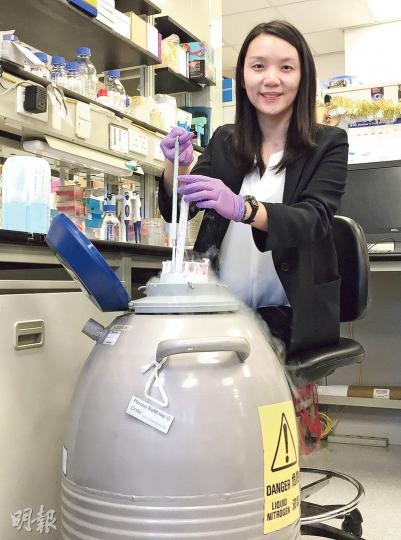 港大醫學院病理學系助理教授黃澤蕾博士的研究解構肝癌細胞新陳代謝機制,獲得「裘槎前瞻科研大獎」。她說,病人的癌細胞需儲存在低於-80℃以下(圖),作研究之用,料可保存10至20年。(邱雅錡攝) 港大醫學院病理學系助理教授黃澤蕾博士的研究解構肝癌細胞新陳代謝機制,獲得「裘槎前瞻科研大獎」。她說,病人的癌細胞需儲存在低於-80℃以下(圖),作研究之用,料可保存10至20年。(邱雅錡攝)