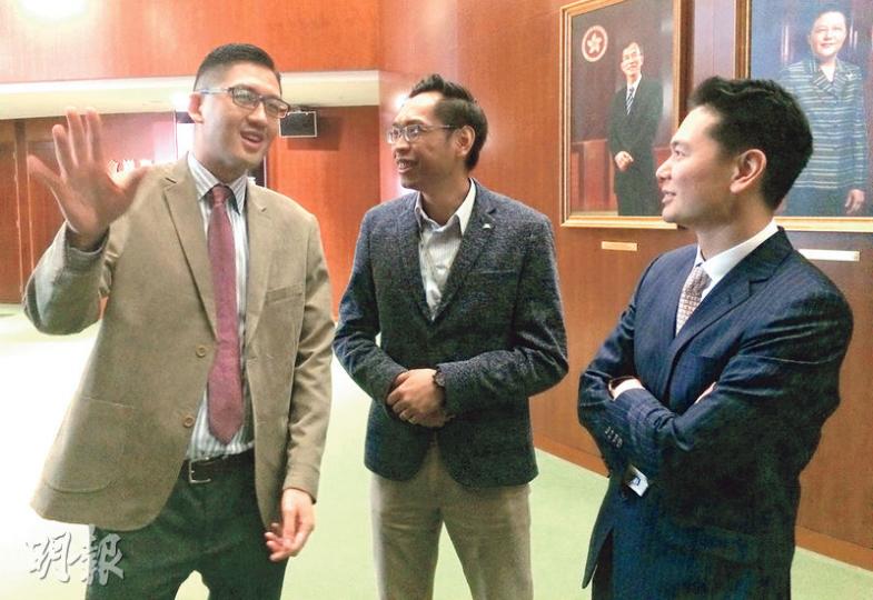 唔好以為立法會時時都一定劍拔弩張,唔同黨派新人都可以有偈傾。原來高佬民主黨林卓廷(左)、工聯會陸頌雄(中),中學年代可能喺同區聯校比賽中已經交過手,都算係不打不相識。 民建聯周浩鼎(右)無打籃球,但見到阿廷都走嚟搭訕,讚阿廷噚日打紅呔好靚仔。(黃振豪攝) 唔好以為立法會時時都一定劍拔弩張,唔同黨派新人都可以有偈傾。原來高佬民主黨林卓廷(左)、工聯會陸頌雄(中),中學年代可能喺同區聯校比賽中已經交過手,都算係不打不相識。 民建聯周浩鼎(右)無打籃球,但見到阿廷都走嚟搭訕,讚阿廷噚日打紅呔好靚仔。(黃振豪攝)