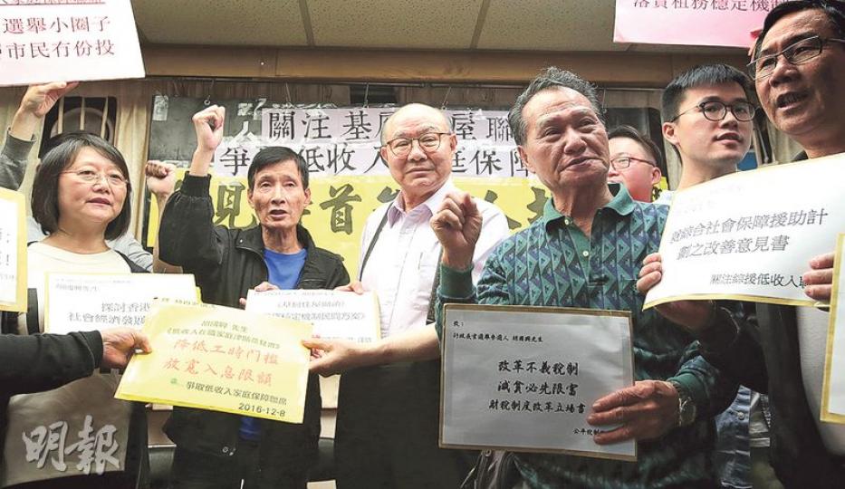 率先宣布參選特首嘅退休法官胡國興(中),噚晚落區去深水埗聽取一班基層街坊嘅意見,唔少人向佢反映住屋訴求,又有團體將反對「小圈子」選舉、改善社福政策等請願信交畀佢。(曾憲宗攝) 率先宣布參選特首嘅退休法官胡國興(中),噚晚落區去深水埗聽取一班基層街坊嘅意見,唔少人向佢反映住屋訴求,又有團體將反對「小圈子」選舉、改善社福政策等請願信交畀佢。(曾憲宗攝)