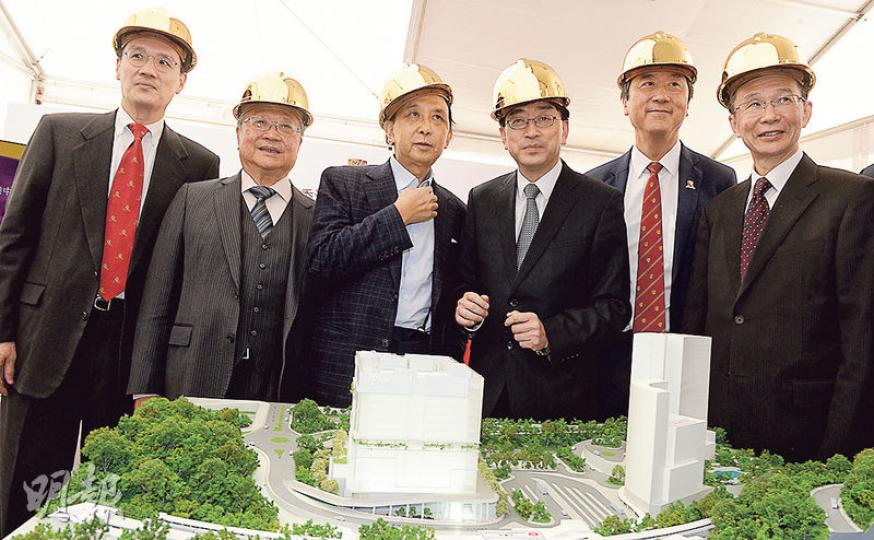 中文大學醫院昨日動土,預料於2020年首季落成,同年第二季啟用。圖左起為中大醫院董事局主席利乾、中大校董會主席梁乃鵬、賽馬會主席葉錫安、食衛局長高永文、中大校長沈祖堯及中大醫院執董馮康。(劉焌陶攝) 中文大學醫院昨日動土,預料於2020年首季落成,同年第二季啟用。圖左起為中大醫院董事局主席利乾、中大校董會主席梁乃鵬、賽馬會主席葉錫安、食衛局長高永文、中大校長沈祖堯及中大醫院執董馮康。(劉焌陶攝)