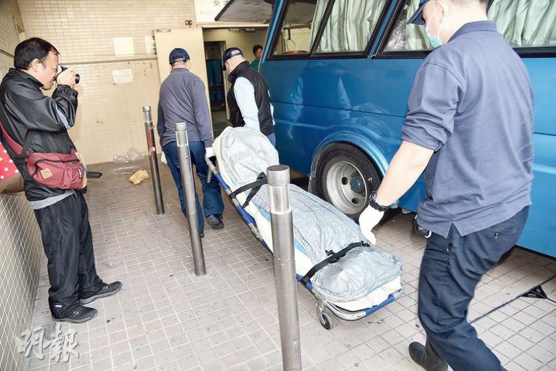 仵工將吞槍死亡沙展的遺體移送殮房。(林智傑攝)荔景紀律部隊宿舍昨清晨發生反黑組休班沙展吞槍自殺案,警方派員到場調查。(林智傑攝) 仵工將吞槍死亡沙展的遺體移送殮房。(林智傑攝)荔景紀律部隊宿舍昨清晨發生反黑組休班沙展吞槍自殺案,警方派員到場調查。(林智傑攝)