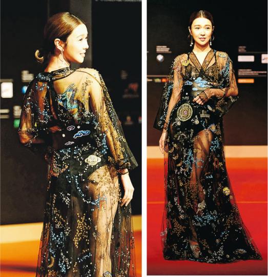薛凱琪昨晚穿上性感透視裝現身影展，被指行「股惑」。（攝影﹕鍾偉茵）章子怡自言成為媽咪仍可繼續做自己喜歡的工作，是她最享受的生活。（攝影﹕鍾偉茵）發福了的張根碩依然甚受歡迎。（攝影﹕鍾偉茵）少女時代前成員Jessica昨晚一身青春打扮出席影展。（攝影﹕鍾偉茵）關之琳（左）與好姊妹金燕鈴（右）一起行紅地氈。（攝影﹕鍾偉茵）56歲惠英紅的透視Deep V晚裝夠搶鏡。（攝影﹕鍾偉茵）電影《骨妹》兩名女演員余香凝（右）、廖子妤（左）性感行紅地氈。（攝影﹕鍾偉茵）型男鄭雨盛擔任今次澳門影展評委成員之一。（攝