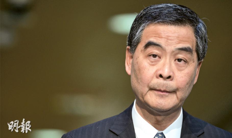 一直被指有意競逐連任的特首梁振英昨天下午突然在特首辦見傳媒,宣布自己不會參選,令政界感愕然。梁否認是因中央不批准其連任,強調是因家庭原因,需盡爸爸、丈夫的責任,在照顧家庭和工作之間作出「負責任的選擇」。(蘇智鑫攝) 一直被指有意競逐連任的特首梁振英昨天下午突然在特首辦見傳媒,宣布自己不會參選,令政界感愕然。梁否認是因中央不批准其連任,強調是因家庭原因,需盡爸爸、丈夫的責任,在照顧家庭和工作之間作出「負責任的選擇」。(蘇智鑫攝)