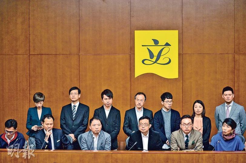 雖然梁振英突然宣布不爭取連任,但泛民議員呼籲選委會選民勿鬆懈,一定要在明日踴躍投票,令泛民可取得300或以上議席。(蘇智鑫攝)民建聯成員昨日見記者,充分肯定梁振英任內工作及對香港的貢獻,特別是在扶貧、安老、醫療、增加土地及房屋供應等方面,並期望梁在餘下任期內繼續努力,帶領特區政府處理香港各項問題。(蘇智鑫攝)特首梁振英昨下午3時半突宣布不參選下屆特首的重大消息,沙田一間茶餐廳,市民看着電視直播議論紛紛。(馮凱鍵攝) 雖然梁振英突然宣布不爭取連任,但泛民議員呼籲選委會選民勿鬆懈,一定要在明日踴躍投票,令泛民可取得300或以上議席。(蘇智鑫攝)民建聯成員昨日見記者,充分肯定梁振英任內工作及對香港的貢獻,特別是在扶貧、安老、醫療、增加土地及房屋供應等方面,並期望梁在餘下任期內繼續努力,帶領特區政府處理香港各項問題。(蘇智鑫攝)特首梁振英昨下午3時半突宣布不參選下屆特首的重大消息,沙田一間茶餐廳,市民看着電視直播議論紛紛。(馮凱鍵攝)