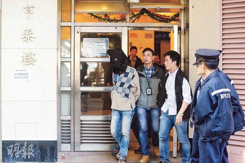警方經調查7小時,於富亨邨亨泰樓一單位拘捕涉案疑兇帶署扣查。(賴俊傑攝)大埔富亨邨商場平台昨凌晨發生謀殺案,警員到場調查,發現涉案利刀及相信屬死者遺下的拖鞋。(蔡方山攝)案發後,警員封鎖富亨邨商場平台調查,其間人員在平台休憩處座椅上蒐集證據。(蔡方山攝) 警方經調查7小時,於富亨邨亨泰樓一單位拘捕涉案疑兇帶署扣查。(賴俊傑攝)大埔富亨邨商場平台昨凌晨發生謀殺案,警員到場調查,發現涉案利刀及相信屬死者遺下的拖鞋。(蔡方山攝)案發後,警員封鎖富亨邨商場平台調查,其間人員在平台休憩處座椅上蒐集證據。(蔡方山攝)