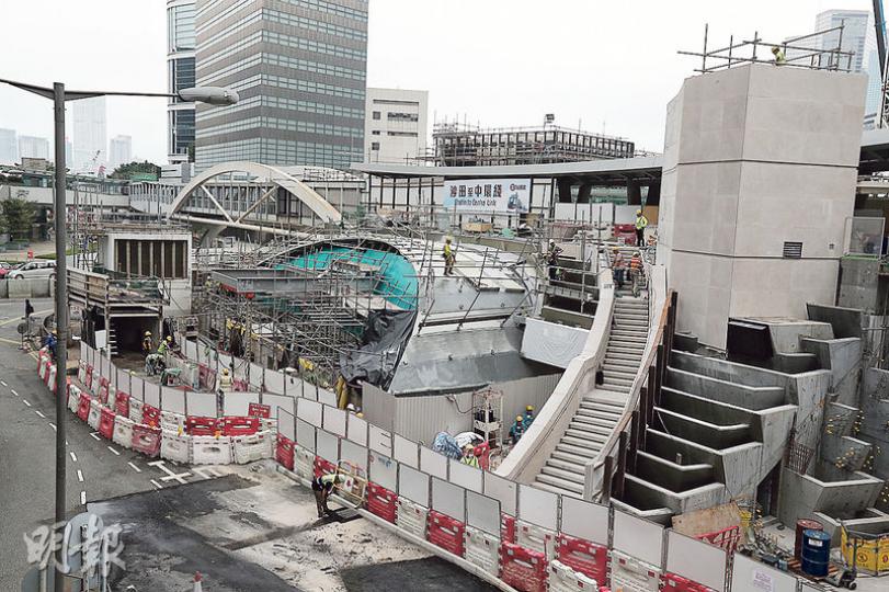 港鐵金鐘站正展開擴建工程,港鐵表示,需要在現有港島線隧道下進行支撑架工程,以便挖空現有隧道下方,讓車站擴建部分能夠與南港島線(東段)及沙中線的月台接通。(李紹昌攝) 港鐵金鐘站正展開擴建工程,港鐵表示,需要在現有港島線隧道下進行支撑架工程,以便挖空現有隧道下方,讓車站擴建部分能夠與南港島線(東段)及沙中線的月台接通。(李紹昌攝)