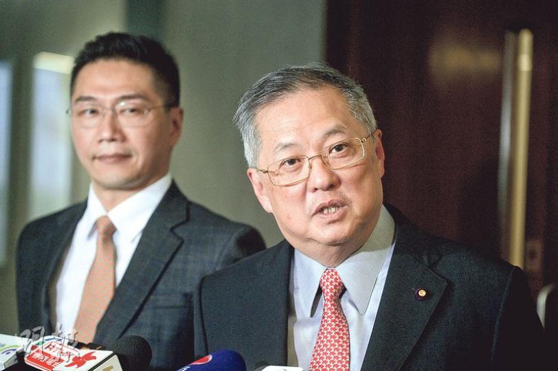 對於特首梁振英唔連任嘅重磅消息,加入行會兩個星期嘅自由黨主席張宇人(右)噚日回應,否認係押錯注,不過就自嘲自己押錯注唔會係第一次,但都唔會係最後一次。另一邊廂,榮譽主席田北俊噚日就開晒香檳慶祝。(鍾林枝攝) 對於特首梁振英唔連任嘅重磅消息,加入行會兩個星期嘅自由黨主席張宇人(右)噚日回應,否認係押錯注,不過就自嘲自己押錯注唔會係第一次,但都唔會係最後一次。另一邊廂,榮譽主席田北俊噚日就開晒香檳慶祝。(鍾林枝攝)